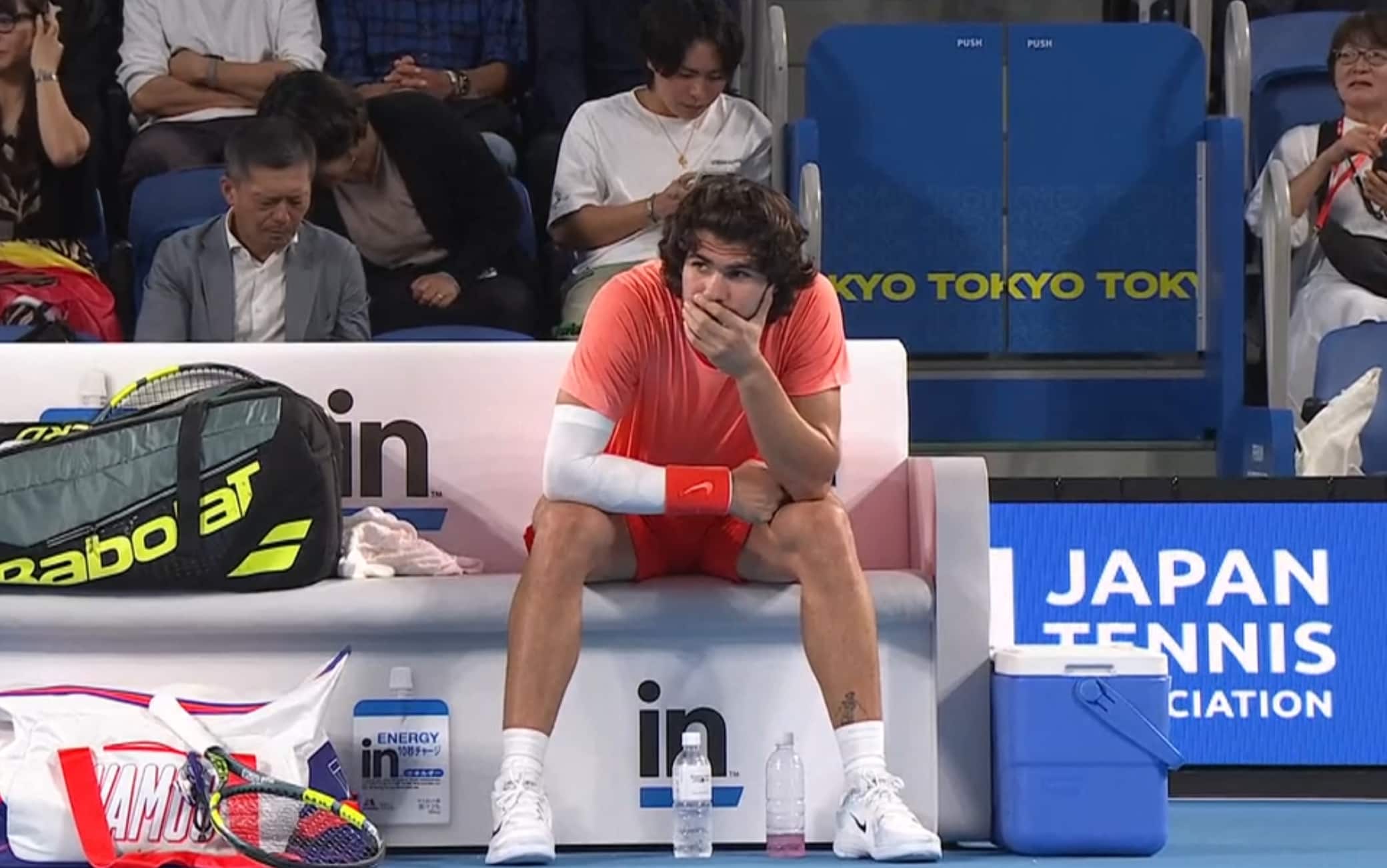 Blackout Alcaraz a Tokyo: perde 14 punti di fila e il primo set contro Munar. VIDEO