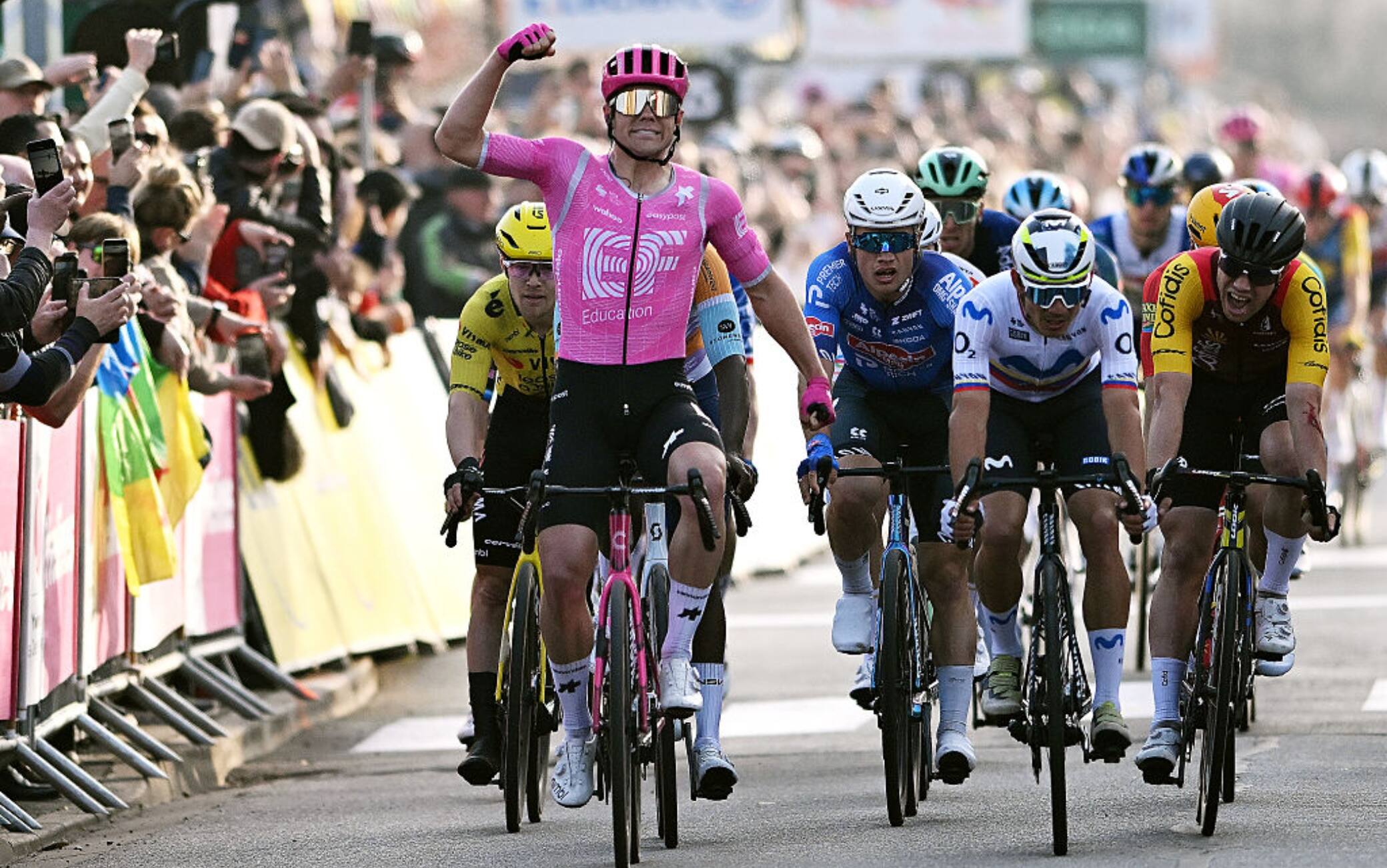 Parigi-Nizza, Luke Lamperti vince la prima tappa in volata