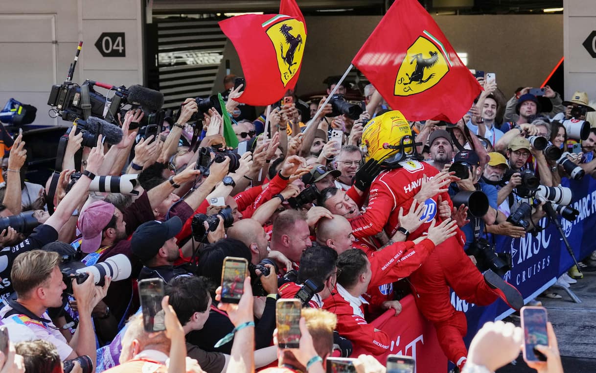 https://sport.sky.it/assets/images/95c2c8a93c9ecca9ddab7652289a2a62e382253f/skysport/it/motori/formula-1/video/2026/06/14/f1-ferrari-mondiale-capelli-commento-video-1105231/hamilton-ferrari_ansa.jpg?im=Resize,width=1218