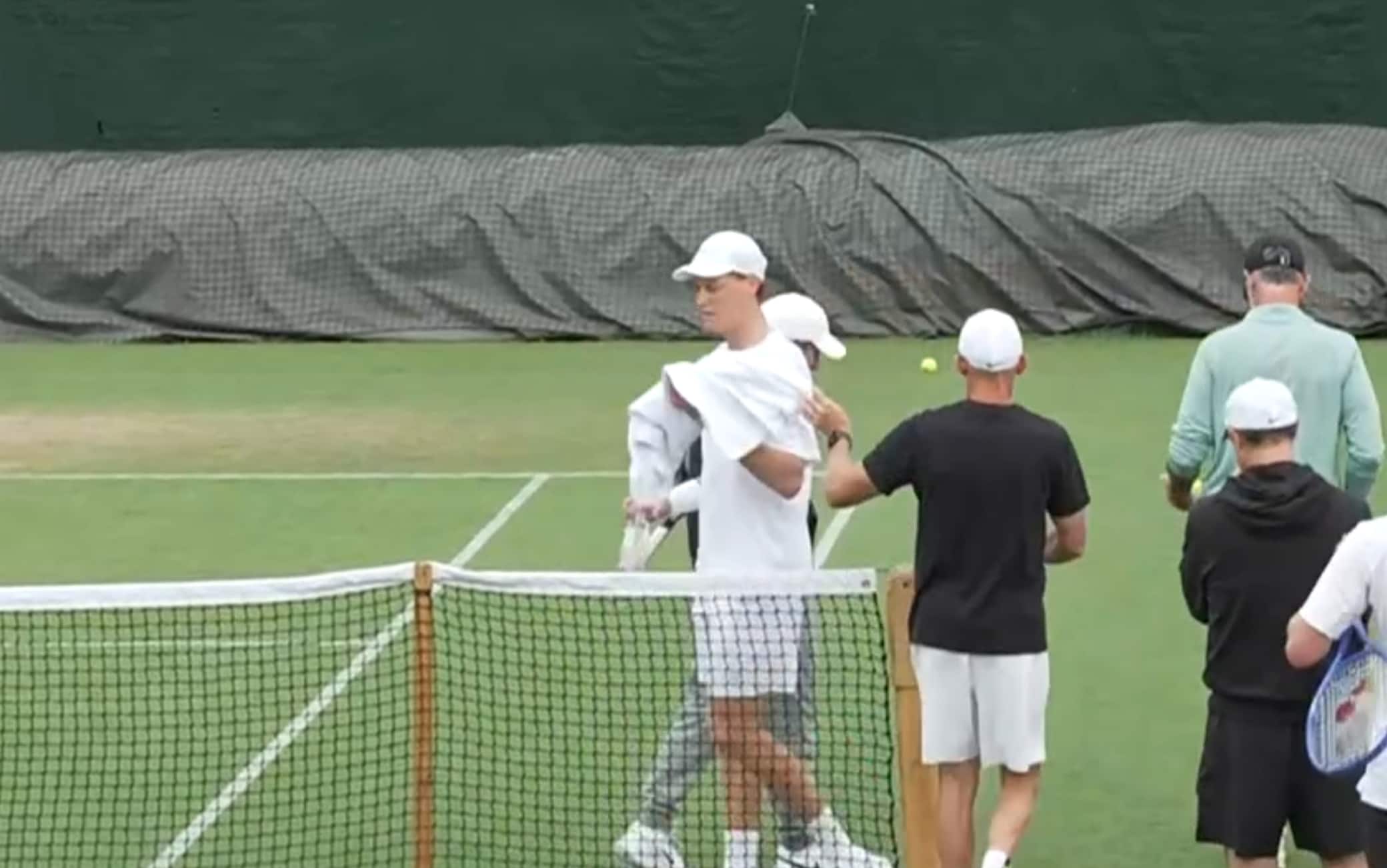 Sinner, l'allenamento a Wimbledon: nessuno sparring regge il ritmo di Jannik. VIDEO