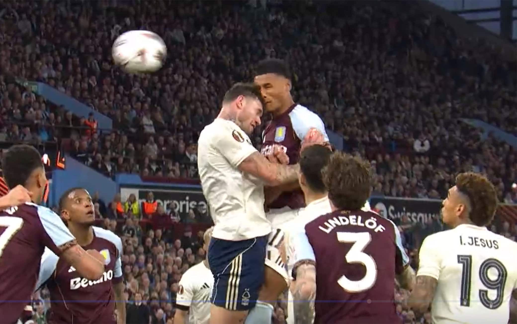Aston Villa-Nottingham Forest, Watkins-Morato a duello: il contrasto di testa è da brividi