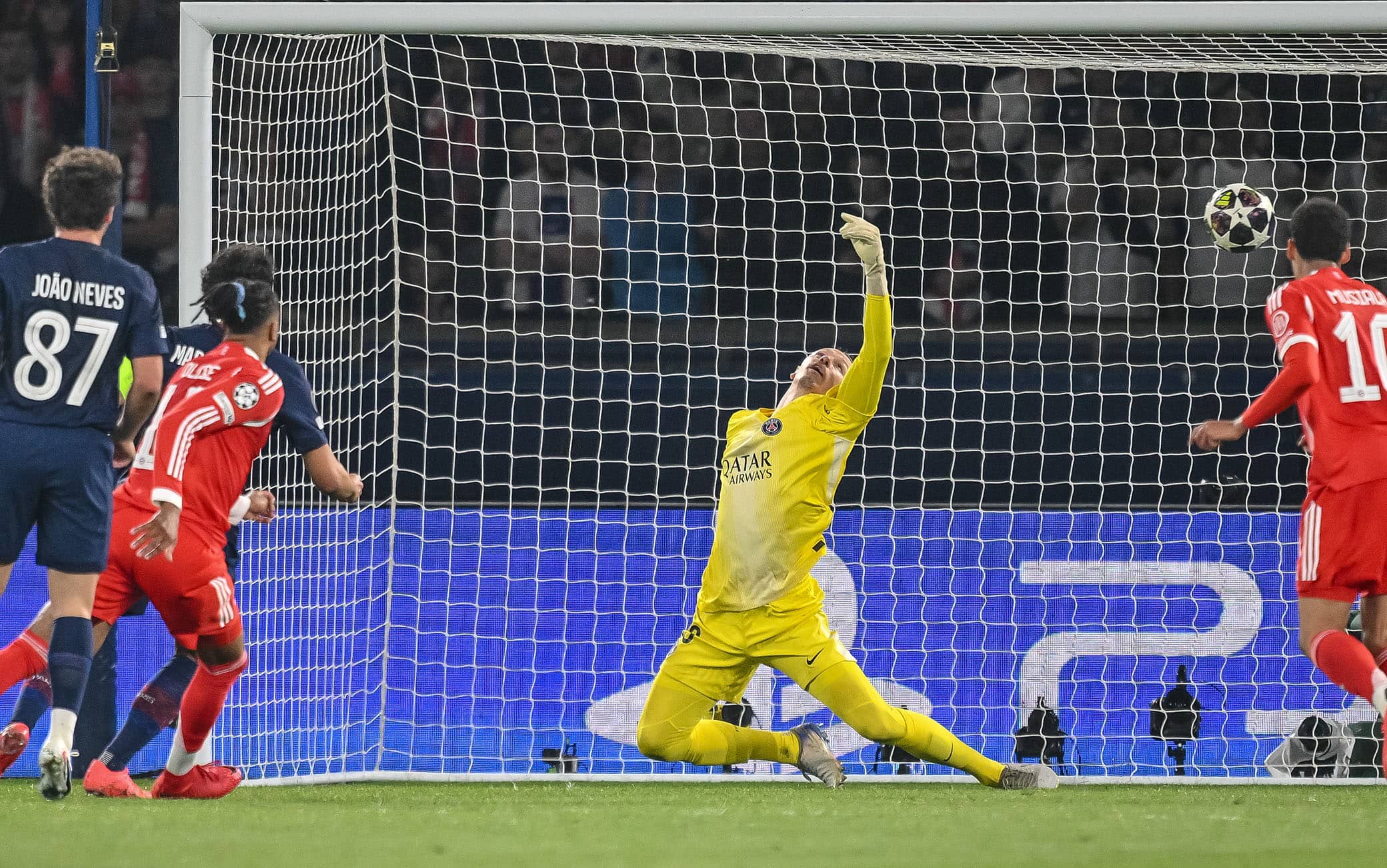 Psg-Bayern Monaco, Olise spacca la porta: gran gol al Parco dei Principi
