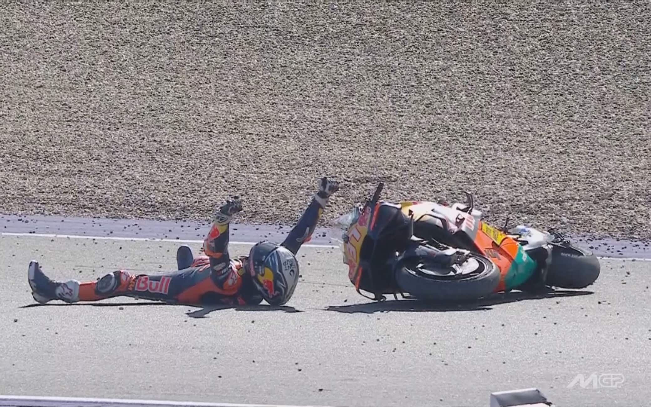 Acosta 'cade' ancora nella stessa curva della Sprint: la gag dopo la vittoria. VIDEO 
