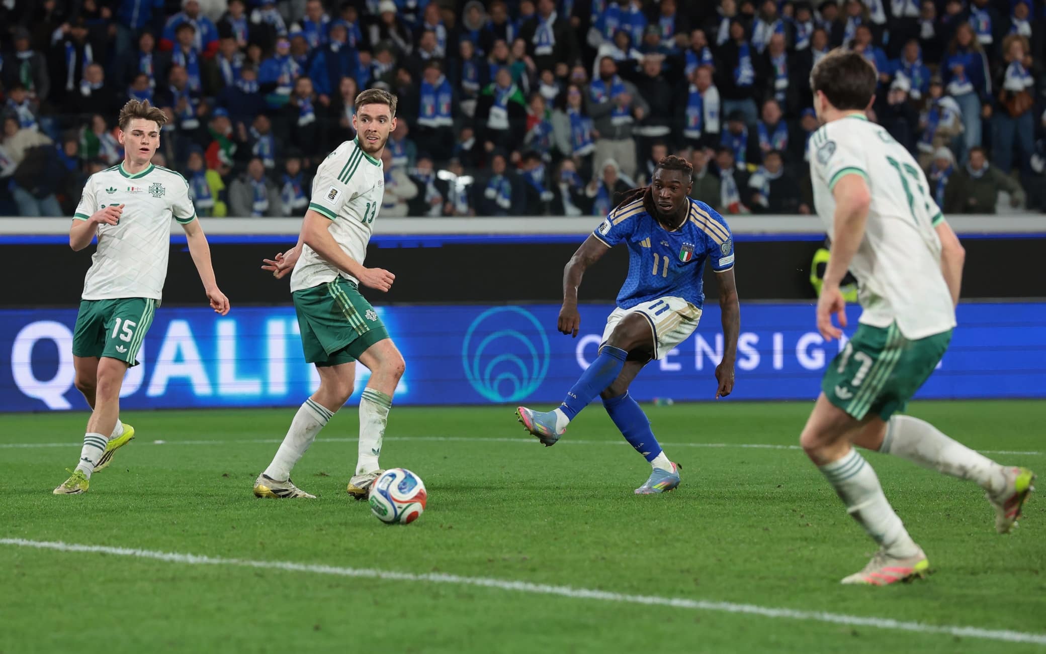 80' - L'attaccante azzurro - già più volte vicino al gol - viene pescato sulla destra dell'area da Tonali: bel controllo, sterzata verso il centro e mancino in rete sul secondo palo! Palo e gol! 2-0 Italia! Qui sotto il momento del gol: