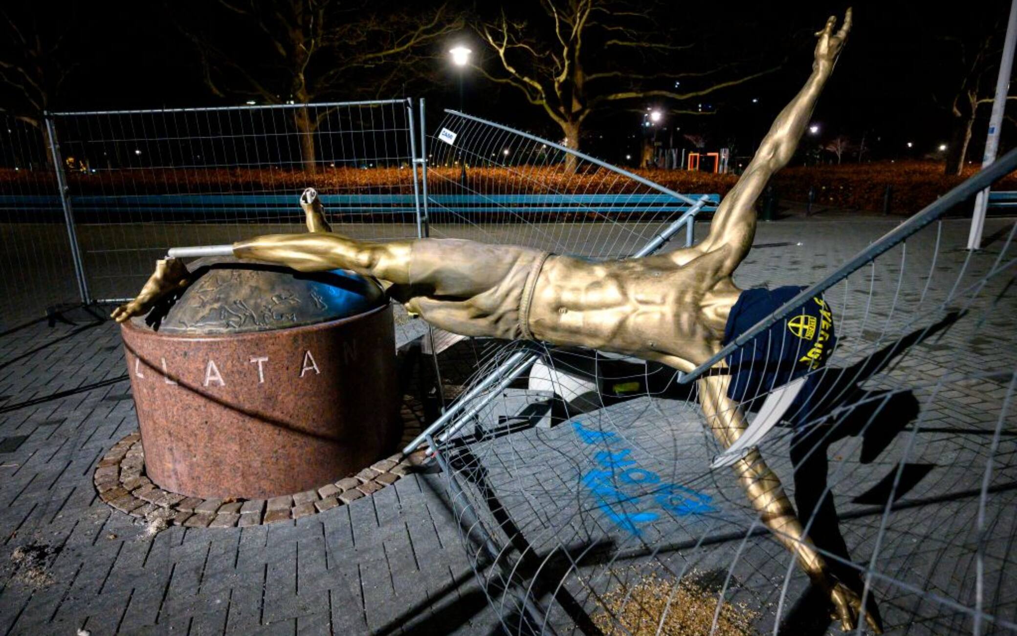 Ibra, statua vandalizzata
