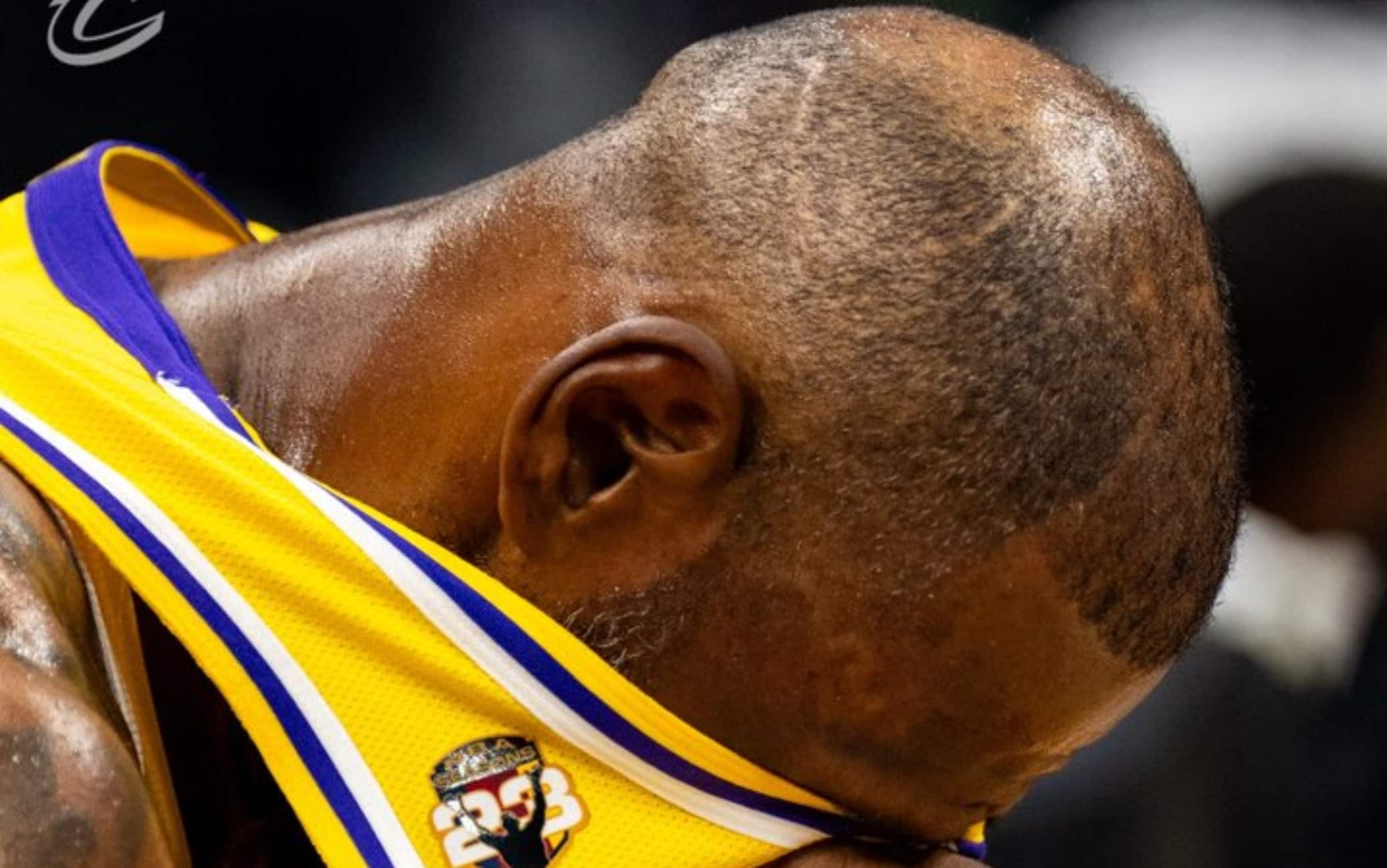 NBA, i Cavs lo celebrano e LeBron si commuove e piange: momento emozionante a Cleveland