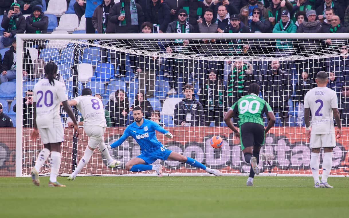 https://sport.sky.it/assets/images/9724f16ca5b50995d6b0be87c3173464dd951ab9/skysport/it/calcio/serie-a/2025/12/07/gudmundsson-rigore-sassuolo-fiorentina-vanoli/rigore_mandragora_getty.jpg?im=Resize,width=1218
