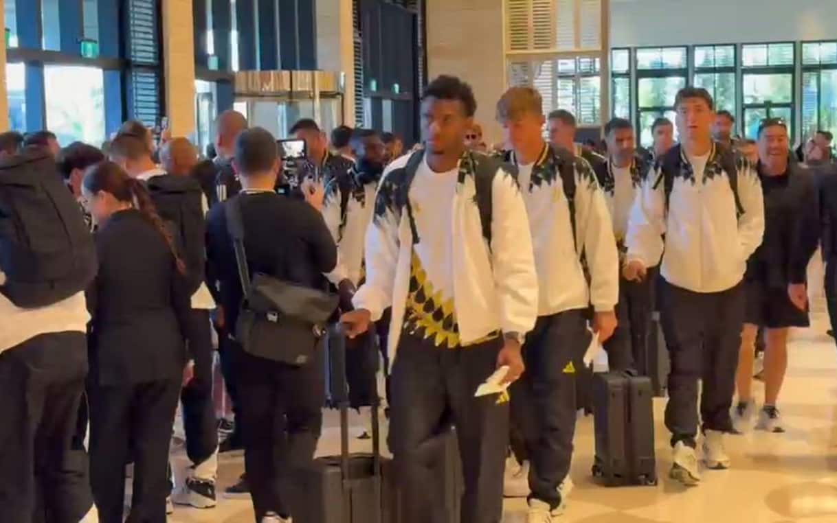 https://sport.sky.it/assets/images/976cb52e873d80ca28f900427074f5459ec5cd39/skysport/it/calcio/serie-a/video/2026/08/06/juventus-arrivo-perth-australia-1116236/juve.jpg?im=Resize,width=1218