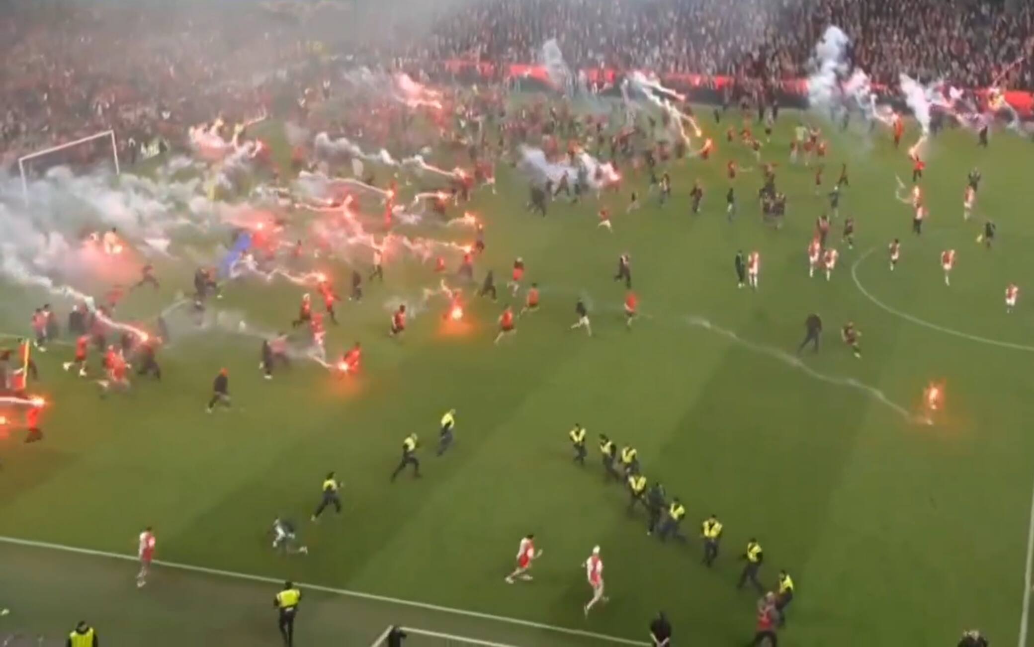Slavia Praga-Sparta, invasione dei tifosi e derby sospeso: cosa è successo