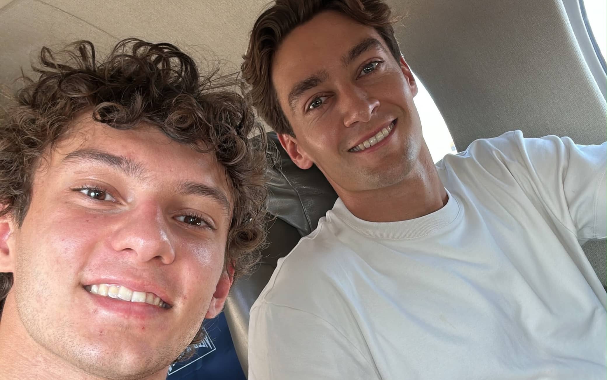 F1, Antonelli-Russell il selfie in volo: sorrisi verso il weekend di gara in Ungheria