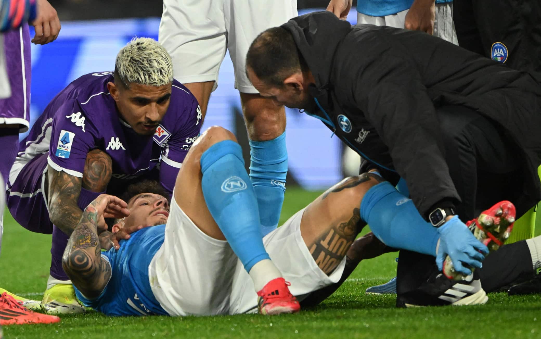 Di Lorenzo, infortunio a un ginocchio: esce in barella in Napoli-Fiorentina. Le news