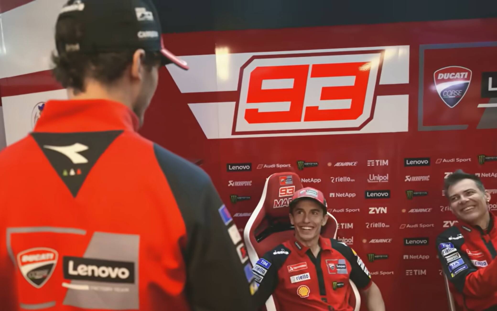 Marquez e la foto in Giappone: "Strategia marketing". Bagnaia: "Ti piace fare rumore..."