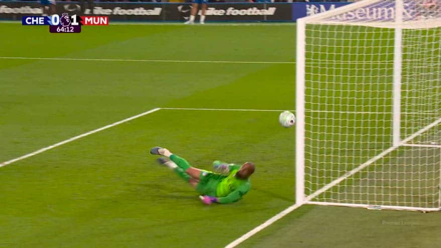 Chelsea-United, Sanchez nega l'autogol con un riflesso super