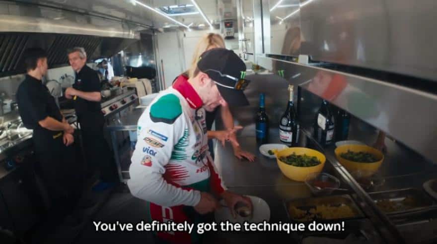 "Master of Hospitality", Crutchlow ai fornelli per Lcr