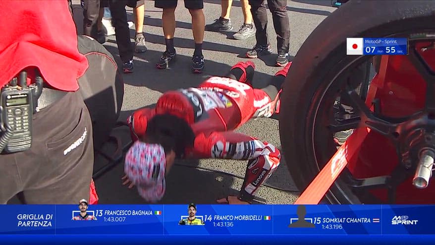 Marc Marquez si scalda per la Sprint con... delle flessioni!