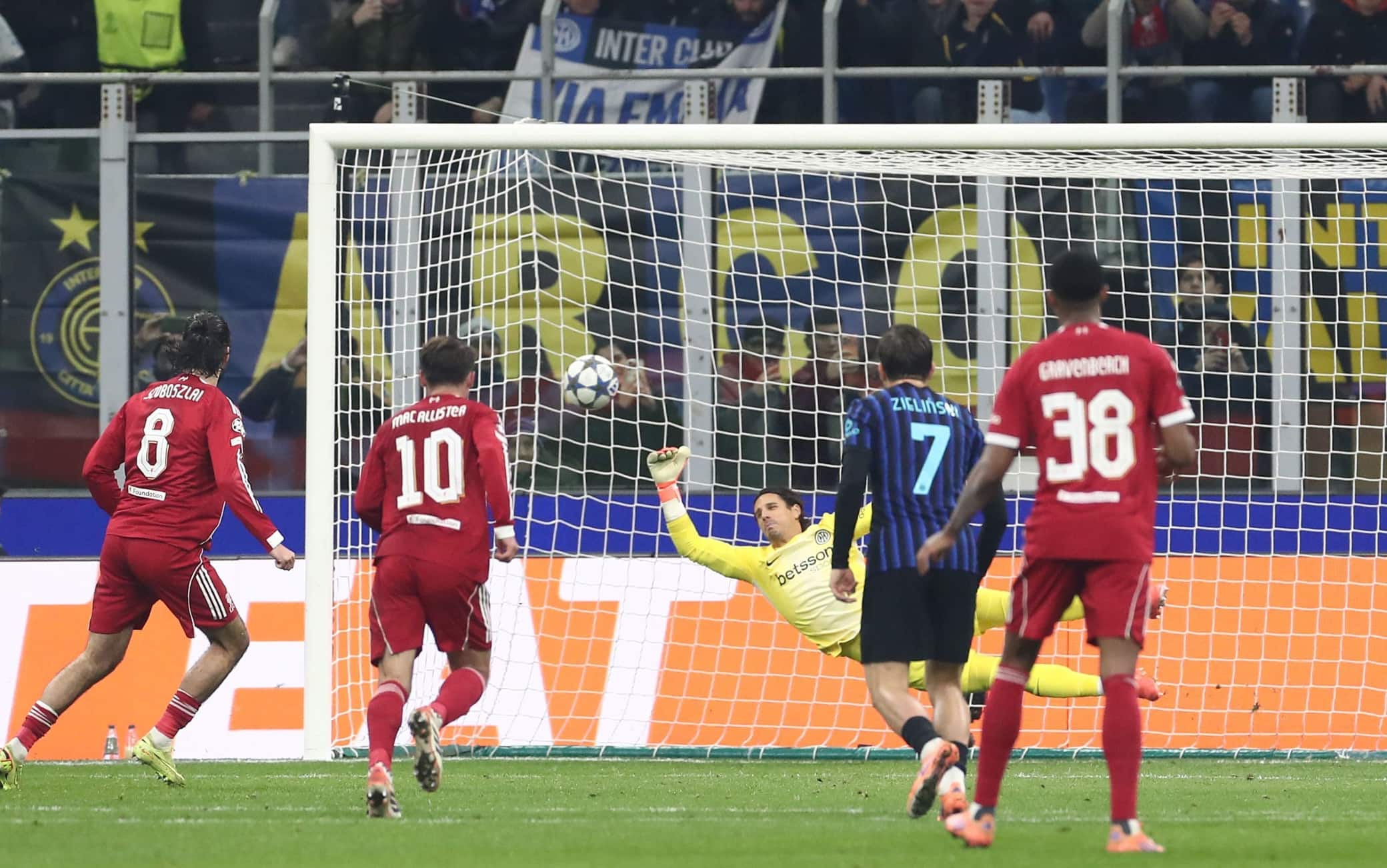 Szoboszlai non sbaglia su rigore: 1-0 Liverpool