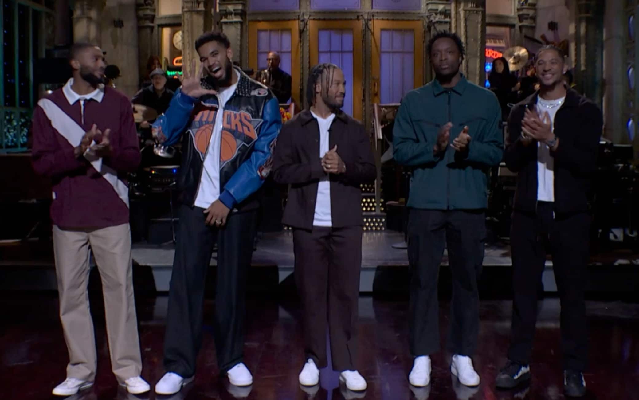 NBA, Jalen Brunson si porta gli altri titolari dei Knicks per il suo monologo a SNL. VIDEO