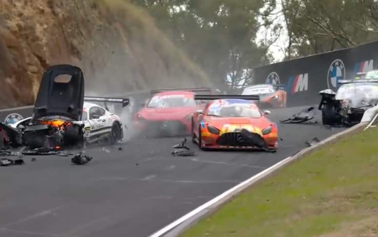 Terrificante incidente alla 12 Ore di Bathurst: salvi i piloti Zelger e Aron. VIDEO