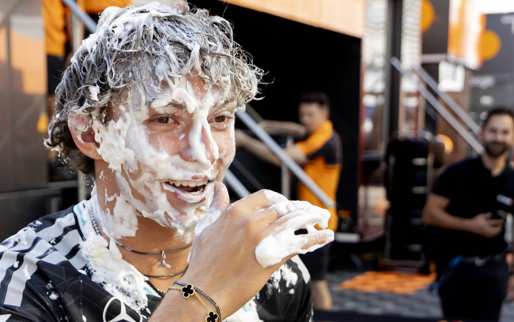 Antonelli, i meccanici lo accolgono a Monza... con tantissime torte in faccia! FOTO
