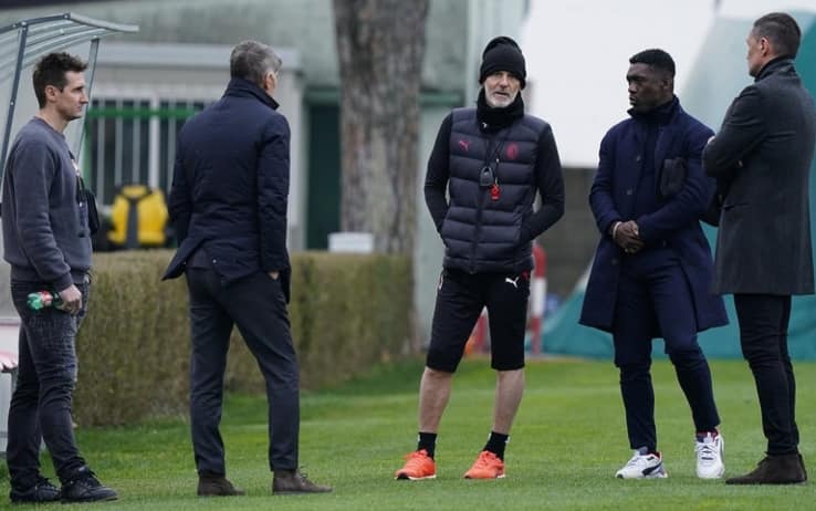 Seedorf e Klose a colloquio con Pioli, Maldini e Massara (ph - acmilan.com)