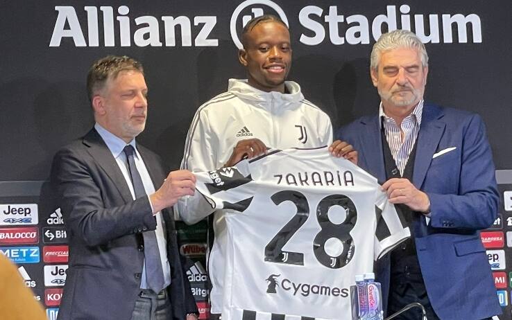 Zakaria mostra la maglia numero 28