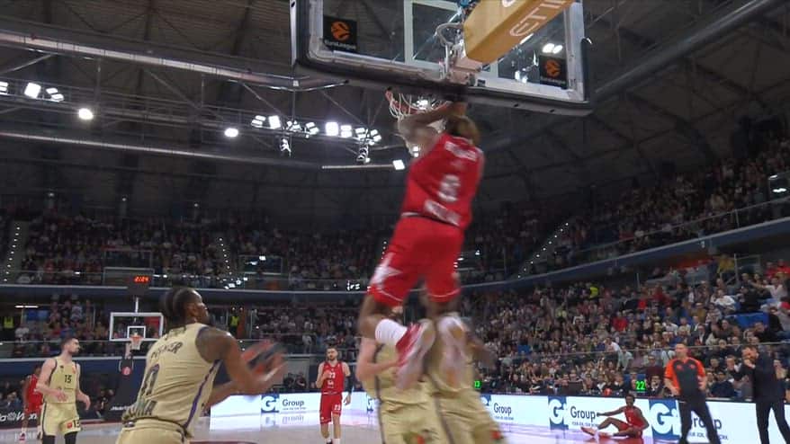 Eurolega, Bolmaro alza e Booker schiaccia al volo