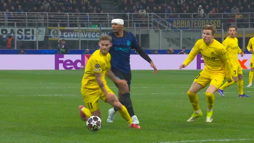 Inter, Akanji sbaglia tutto: l'ex Milan Hauge segna ancora