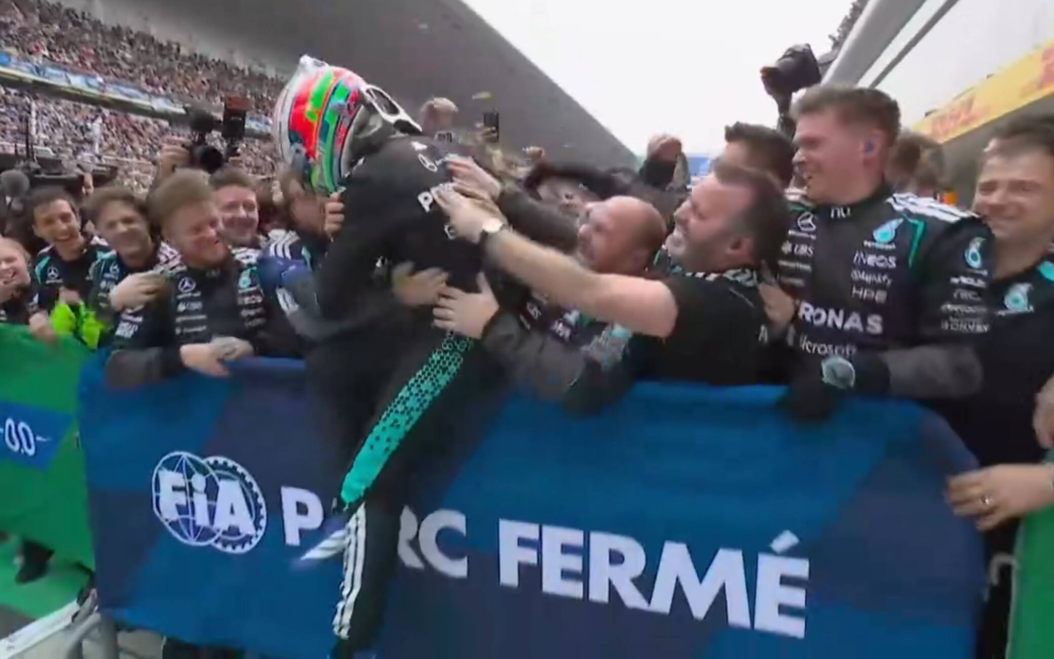 F1, pazzi di Kimi Antonelli: la vittoria in Cina e l'abbarccio del team. VIDEO