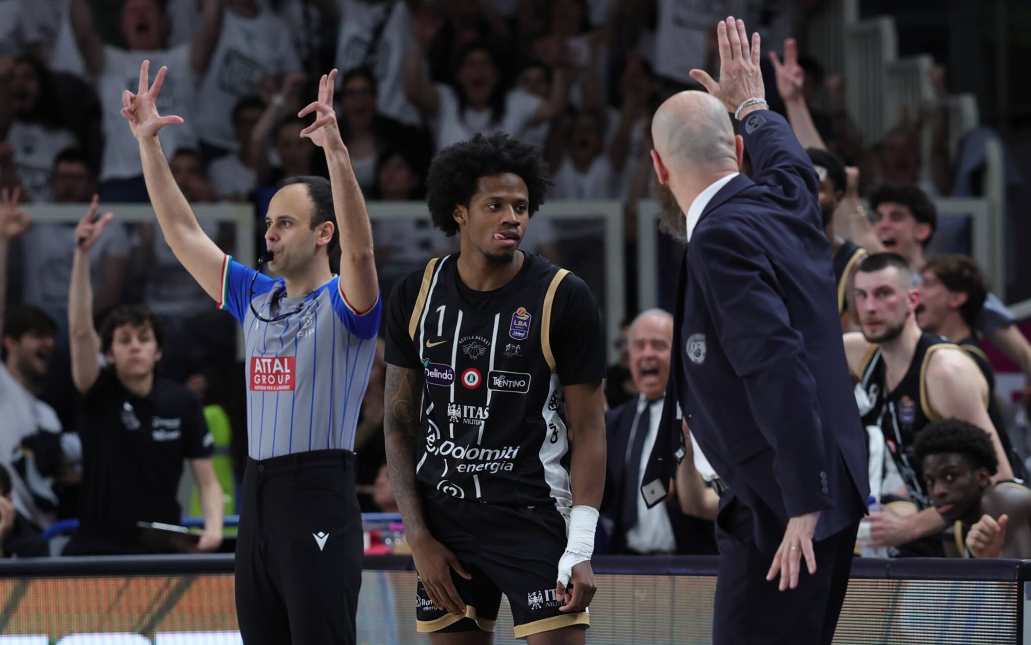 Playoff LBA, DJ Steward chiude il 1° tempo con una tripla impossibile. VIDEO