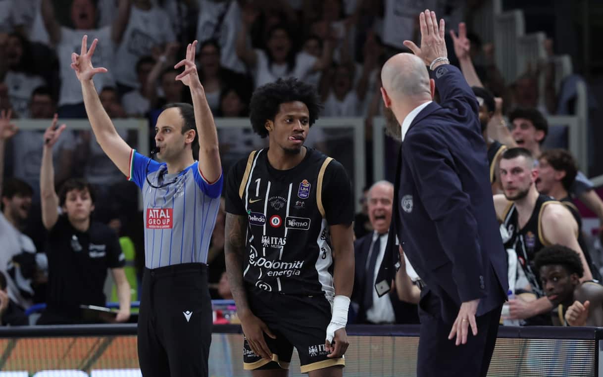 https://sport.sky.it/assets/images/9aa88024cb0a9712c3d69ee2ab33a67906aa6b5a/skysport/it/basket/video/2026/05/22/dj-steward-trento-virtus-bologna-gara-3-video-1100020/dj_steward_ciamillo.jpg?im=Resize,width=1218