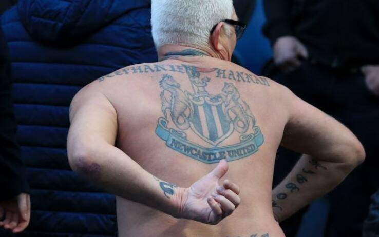 Un tifoso della Gallowgate End mostra orgoglioso il suo tatuaggio