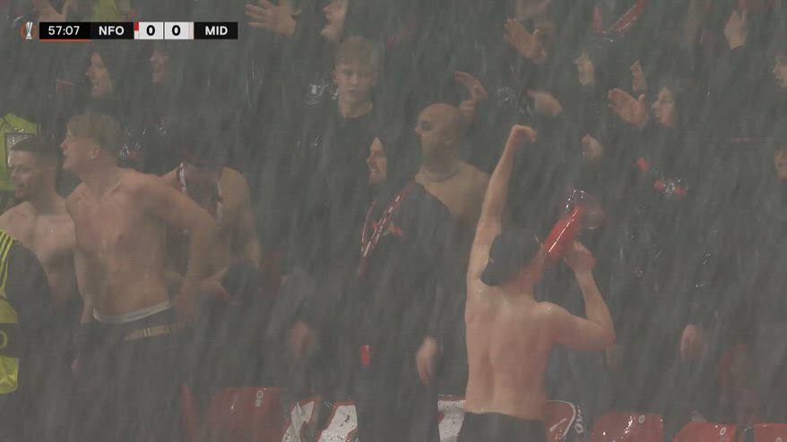 Tifosi Midtjylland senza paura: a petto nudo sotto diluvio