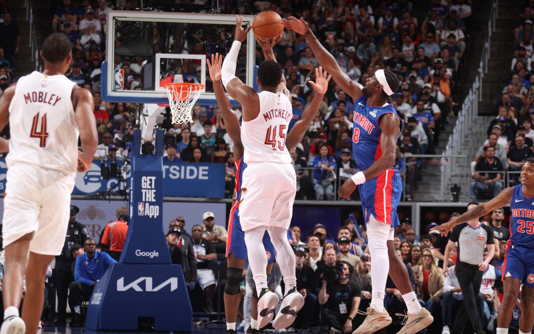 NBA, Mitchell chiude il 1° tempo con la tripla da metà campo e lancia i Cavs in gara-7