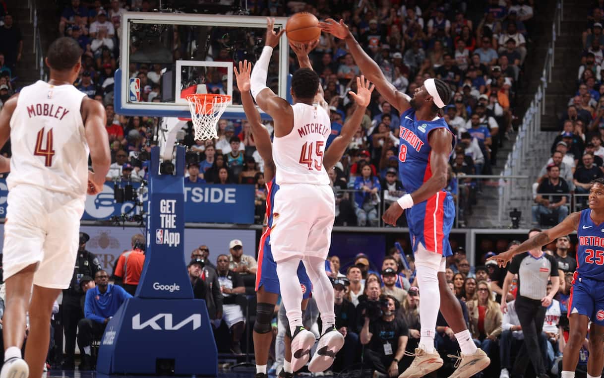 https://sport.sky.it/assets/images/9be614f65e9548e57f99c85fbea9bfeb1fcd8590/skysport/it/nba/video/2026/05/18/mitchell-nba-cleveland-cavaliers-tripla-video-1098881/Donovan_Mitchell_Getty_Cleveland_Cavaliers_3.jpg?im=Resize,width=1218