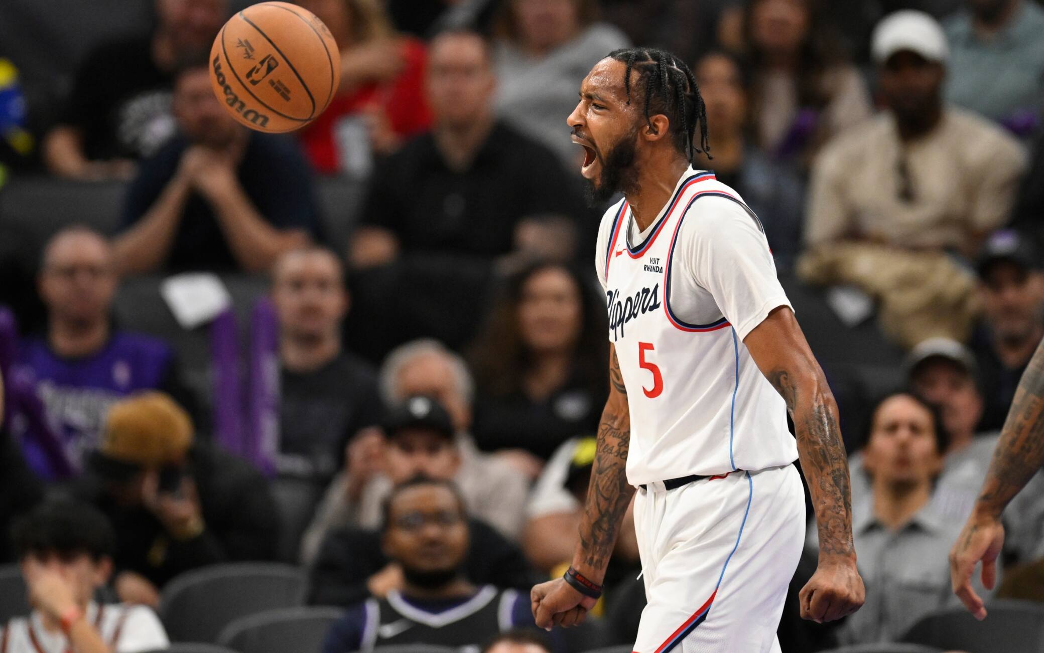 NBA, Derrick Jones Jr vola e chiude l'alley oop di Kawhi: la top-5 della notte. VIDEO