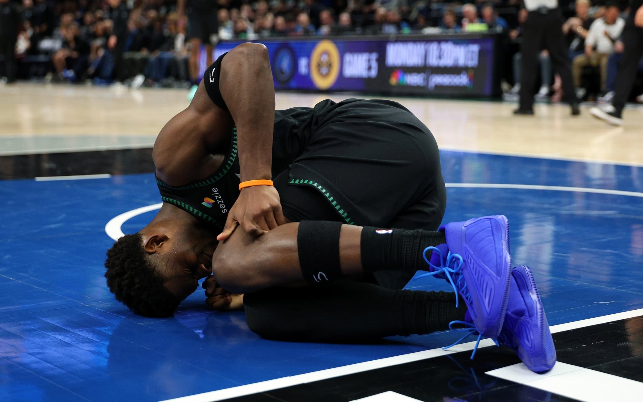 NBA, infortunio al ginocchio sinistro per Anthony Edwards: esce a braccia. VIDEO
