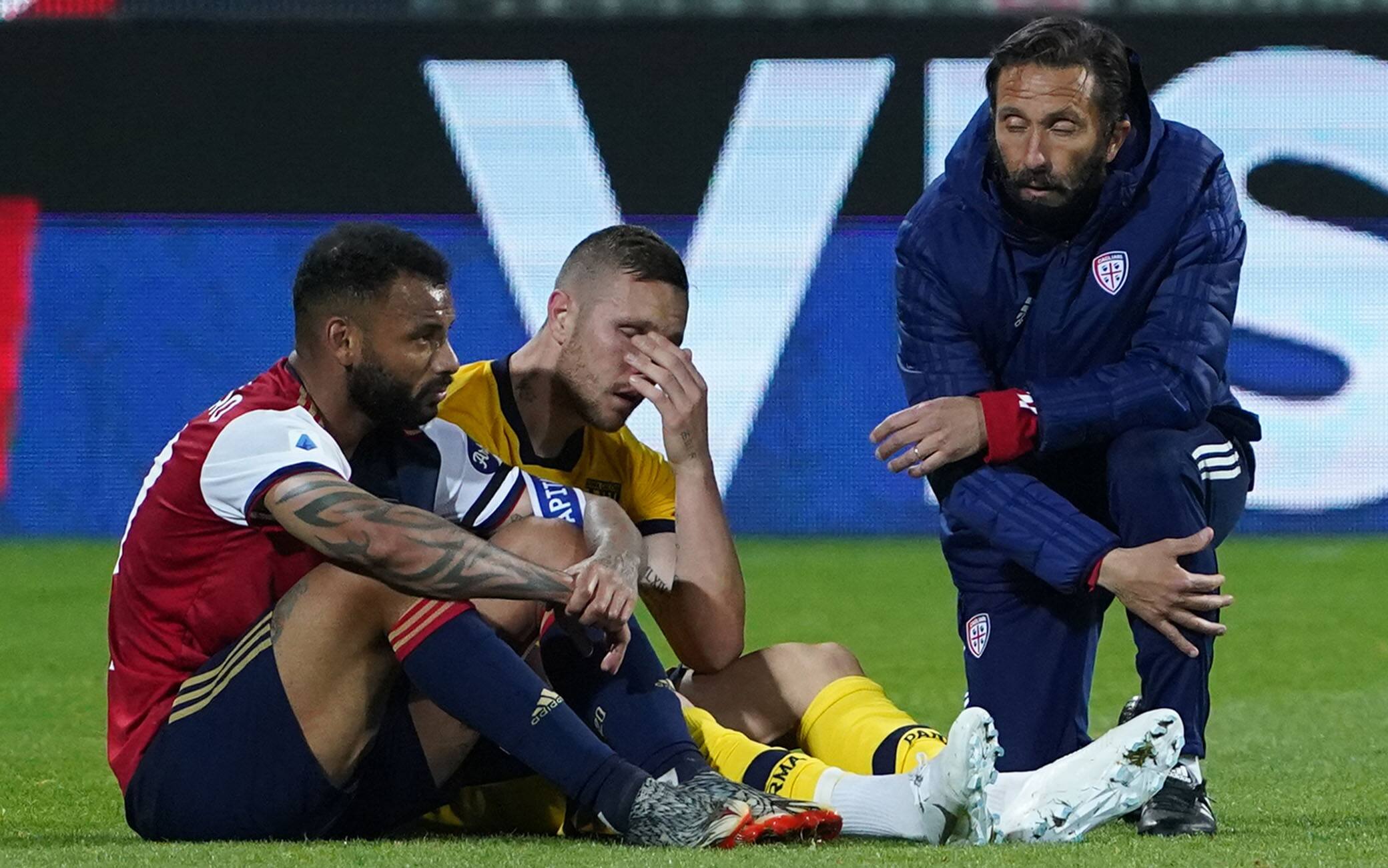 Joao Pedro e Jasmin Kurtic seduti accanto al fischio finale