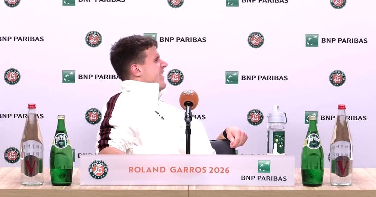 https://sport.sky.it/assets/images/9cdf570d7dbb53cb7901bcb75d767ae4b3ca7065/skysport/it/tennis/video/2026/06/03/roland-garros-mensik-crampi-durante-conferenza-stampa-1102774/mensik_og_1.jpg?im=Resize,width=1218
