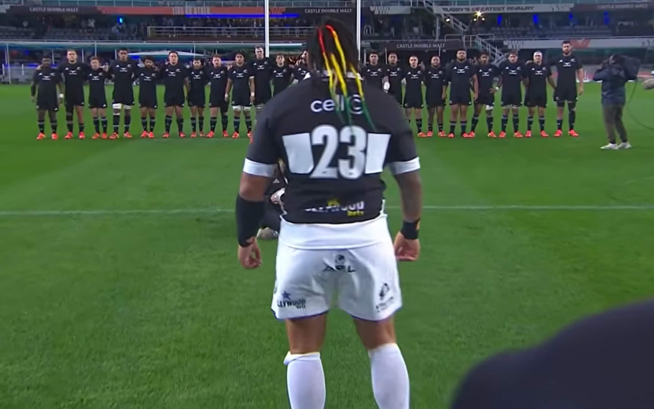 Rugby, Ma'a Nonu risponde in solitaria alla Haka degli All Blacks. VIDEO