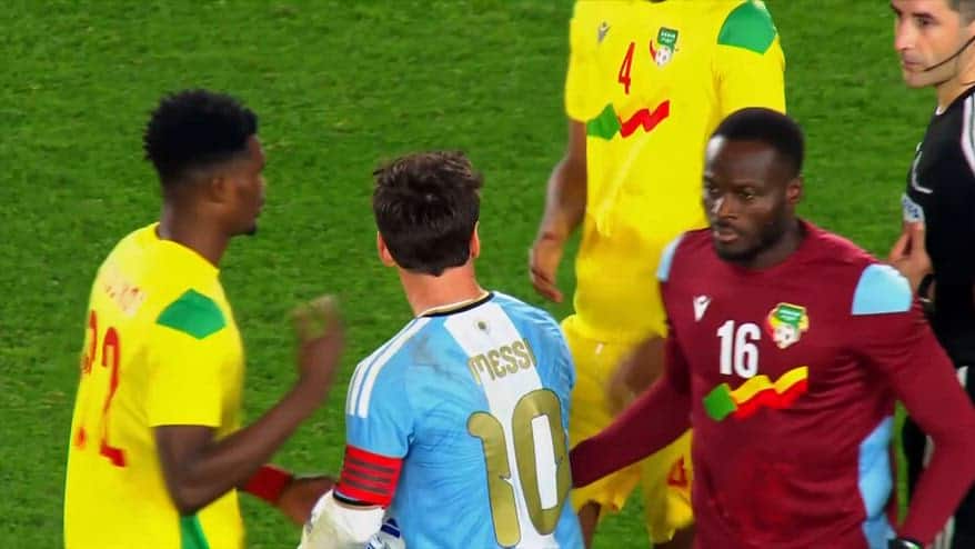 L'arbitro consegna a Messi i cartellini del suo ultimo tango