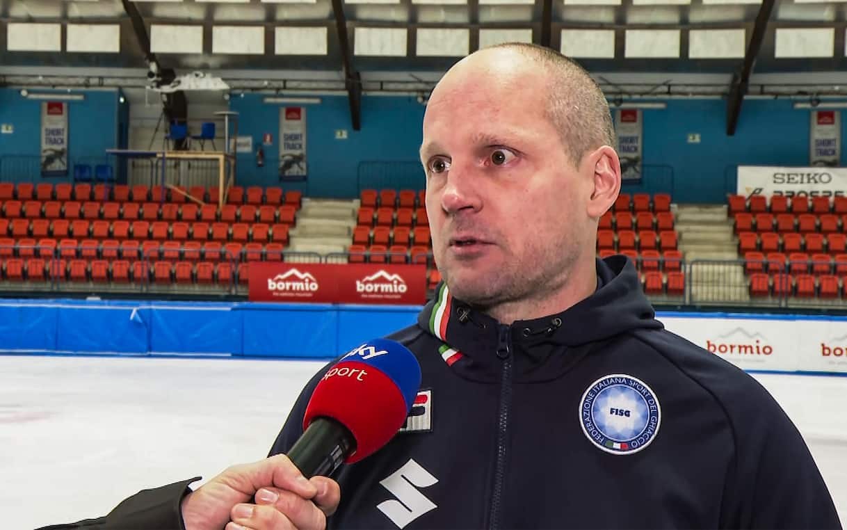 https://sport.sky.it/assets/images/9e2c912036cfb20b07366bc0b1a1acd6f1f5f64c/skysport/it/olimpiadi/2026/01/08/gouadec-allenatore-short-track-italia-intervista-olimpiadi-milano-cortina/allenatore_short_track_intv_orizzontale.jpg?im=Resize,width=1218