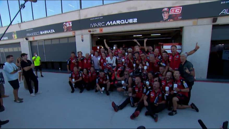 Marquez, la festa nel box Ducati dopo la vittoria ad Aragon