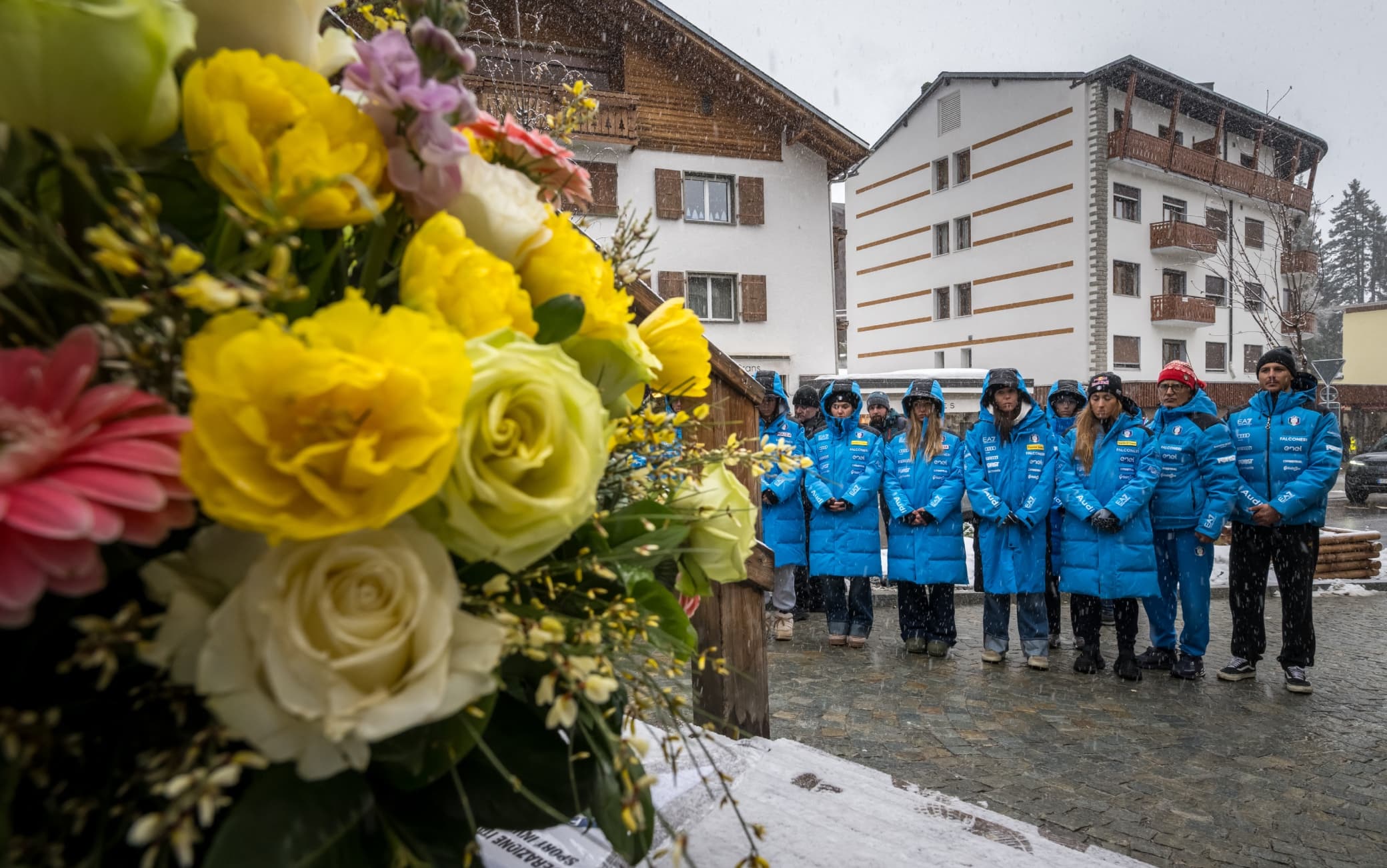 Goggia e l'Italia degli sci omaggiano le vittime di Crans-Montana