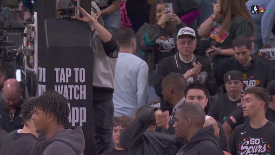 NBA, Wembanyama salta e arriva quasi sopra al tabellone