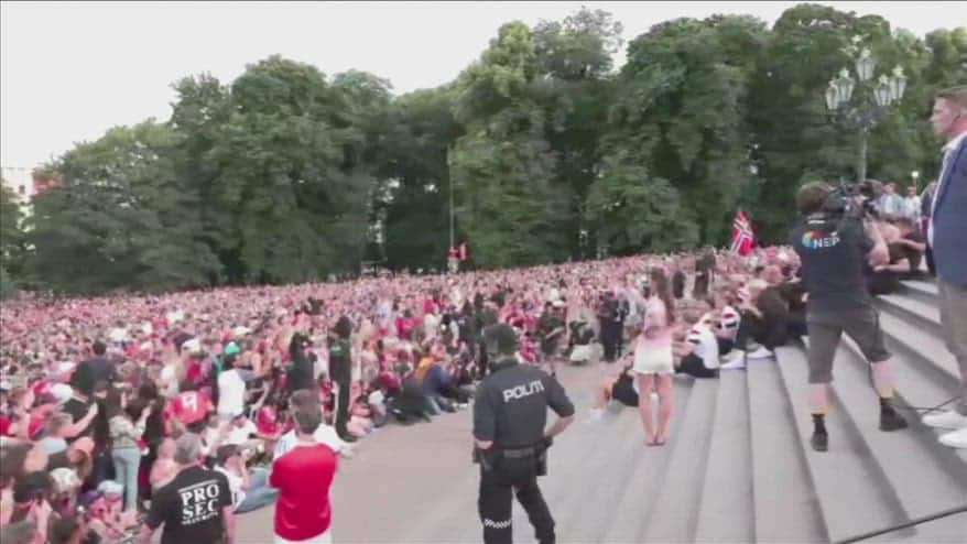 La Norvegia torna ad Oslo: la Viking Row con 90mila tifosi