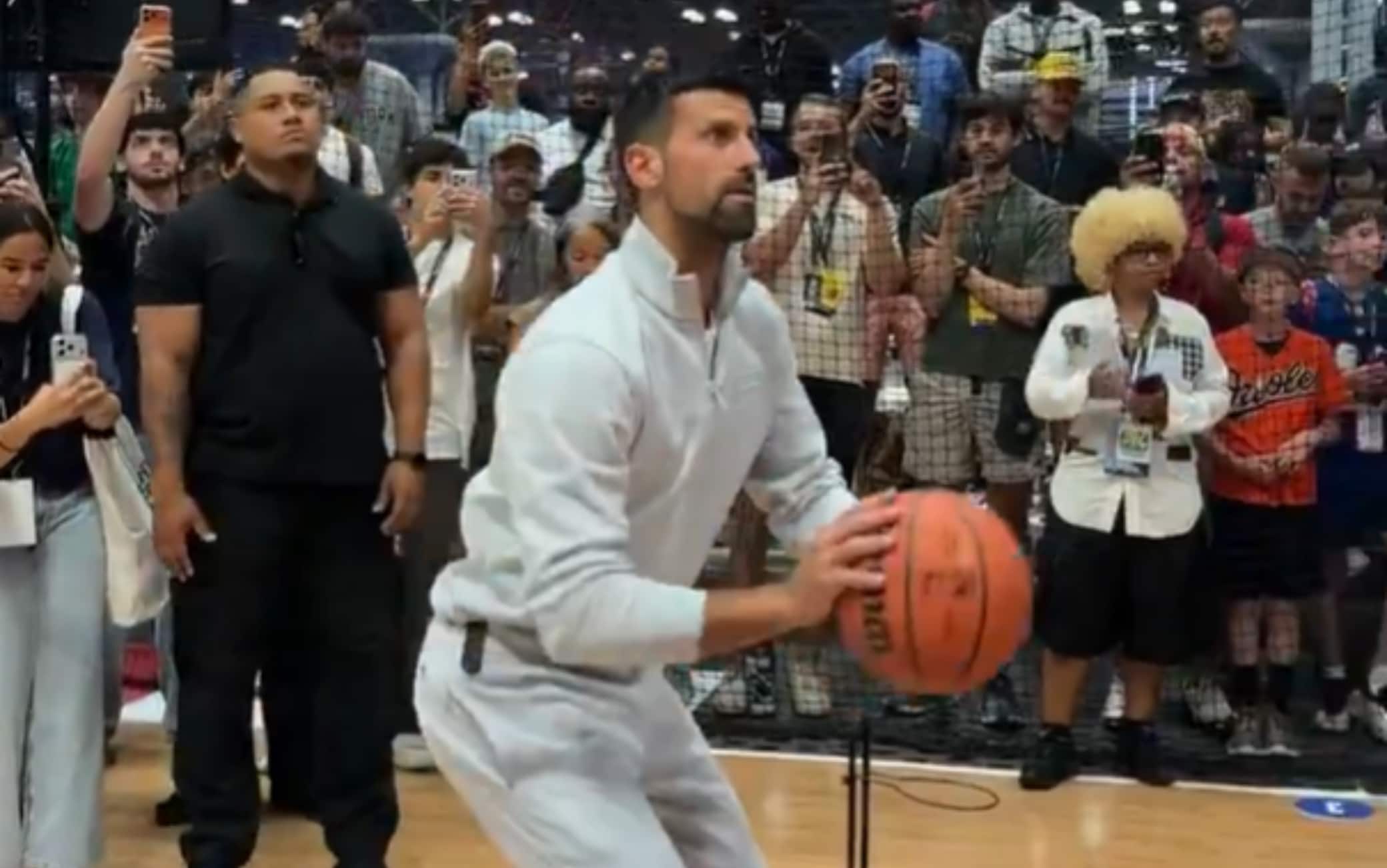 Djokovic è un fenomeno anche a basket: segna tre triple consecutive