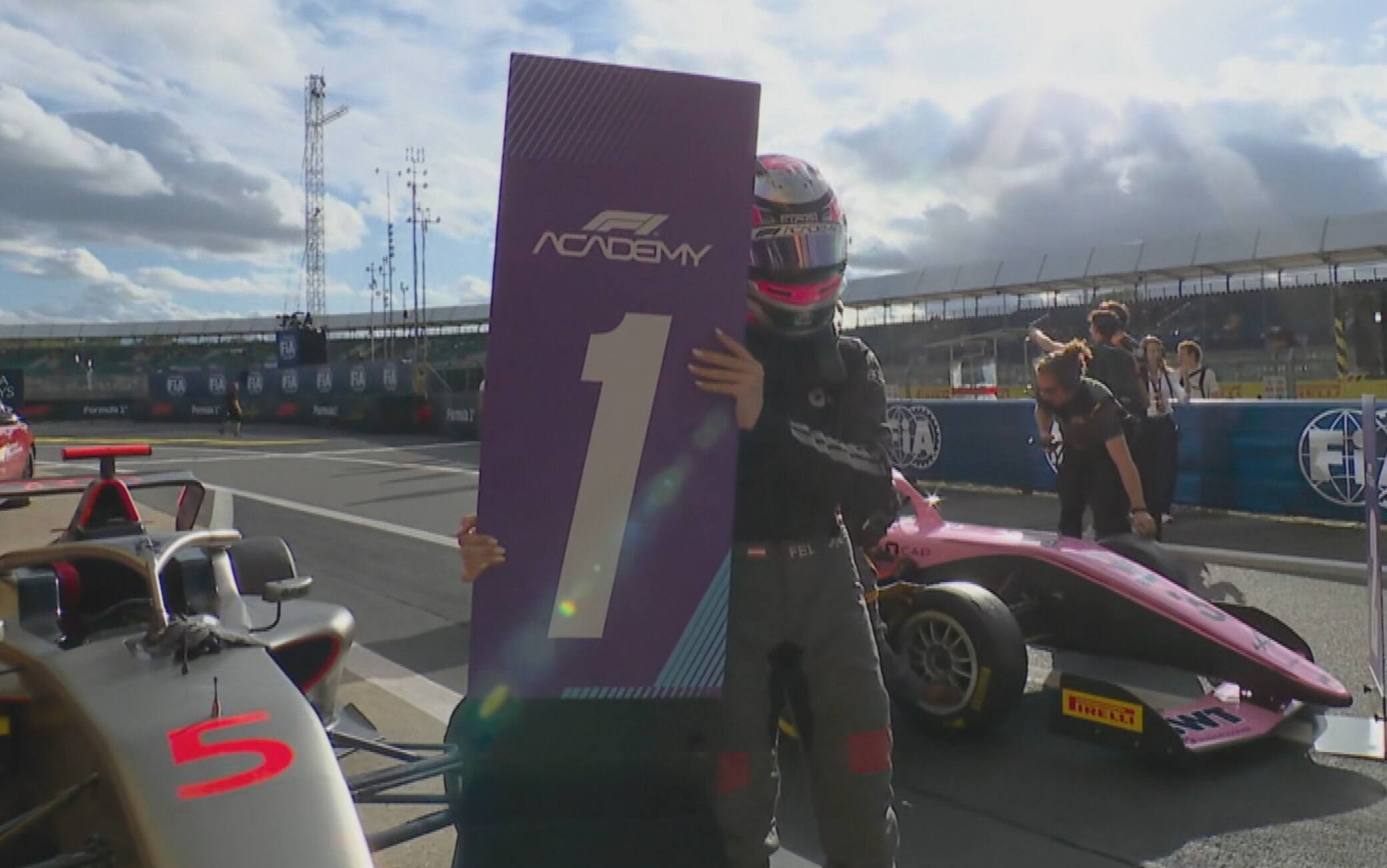 F1 Academy, Emma Felbermayr vince Gara 1 a Silverstone: l'ultimo giro. VIDEO