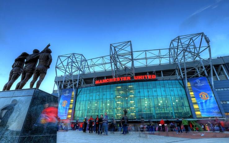 East Stand, a sinistra le statue di Bobby Charlton, Dennis Law e Geroge Best; sullo sfondo quella di Matt Busby