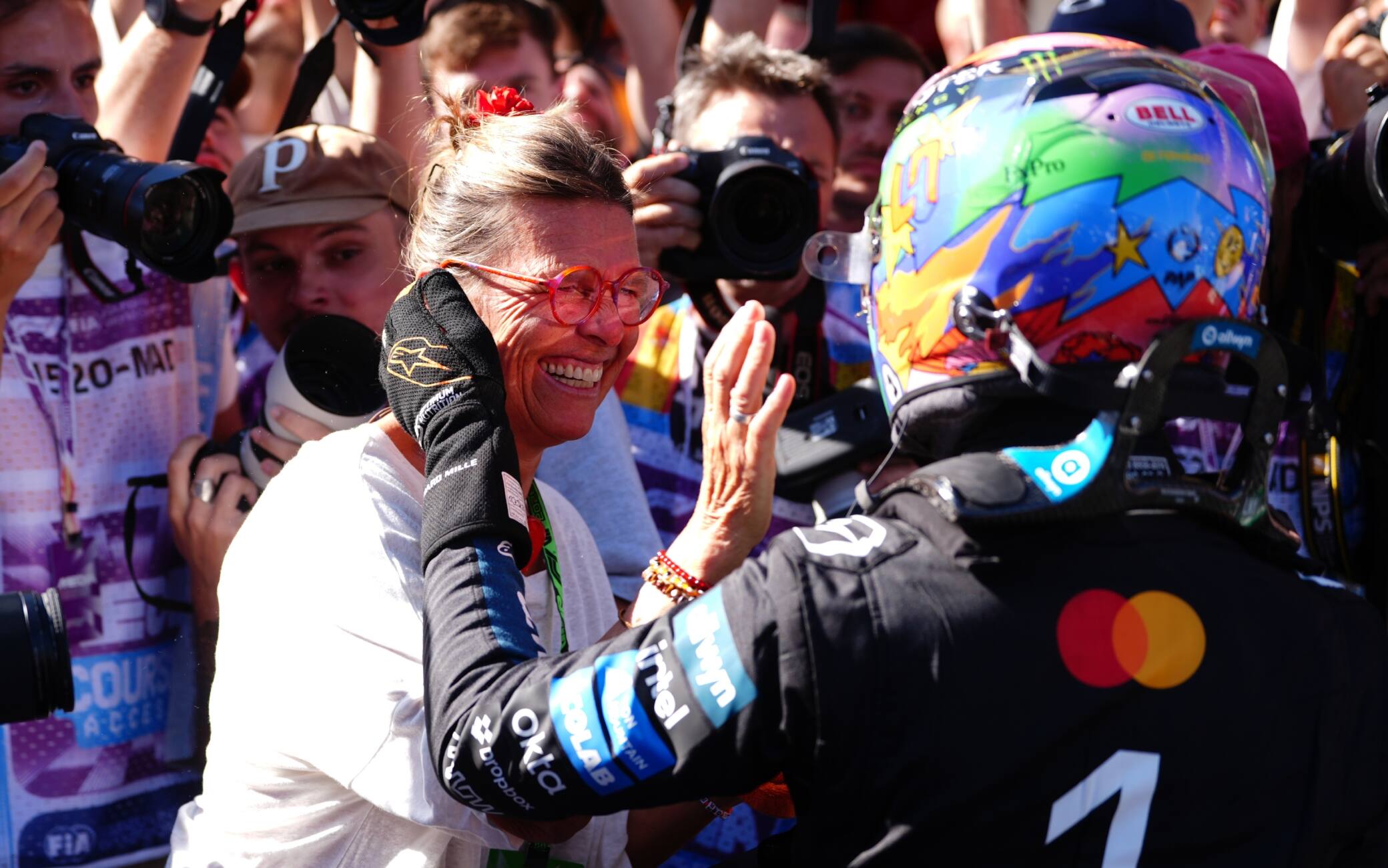 F1, il tenero abbraccio di Norris alla mamma dopo la pole al GP Spagna