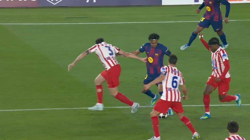 Yamal slalomeggia alla Messi tra tre avversari: il VIDEO